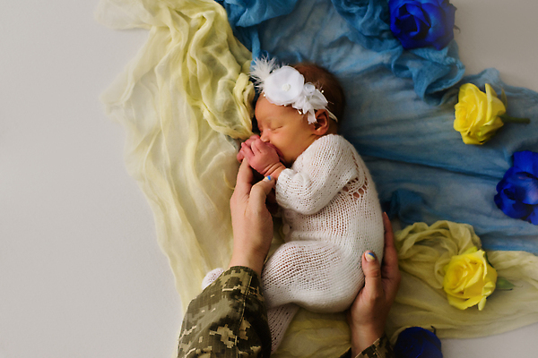 포토 JPG 해외이미지 백인 배너 여자 꽃 포스터 리본 얼굴 어린이 유니폼 의자 가족 미래 부츠 실내 한명 안전 사람 파란색 노란색 평화 깃발 아기 신생아 잠 군용 전쟁 파란배경 애국심 고립 우크라이나 전국 항의 해외202310 해외포토 서양인 식물 1 옷 유럽 컬러 가구 백그라운드 신발 컨셉 관계 군대 내부 신체부위 파일형식