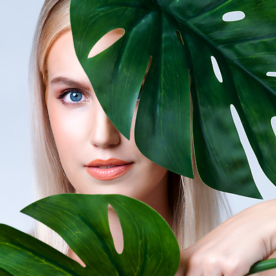 포토 JPG 해외이미지 여자 한명 상반신 성인 앞모습 금발 화장 뷰티 우아함 피부 야자수잎 성인여자한명만 해외포토 1 헤어스타일 뷰포인트 컨셉 잎 사람 신체부위 여자한명만 성인여자만 파일형식