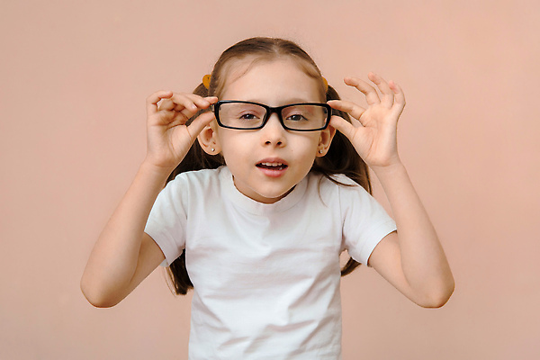 포토 JPG 해외이미지 백인 1 응시 행복 감정 안경 어린이 분홍색 포즈 티셔츠 실내 한명 미소 뷰티 유치원 흰색 작음 시력 비전 문제 안과 광학 카피스페이스 해외202310 해외포토 서양인 시선 잡화 교육 컬러 셔츠 표정 병원 사람 내부 공백 크기 파일형식