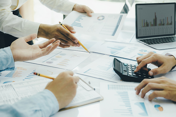 포토 JPG 해외이미지 직업 비즈니스 통신 통계 성공 회의 설계 세명 금융 사무실 자료 정보 직장인 그룹 시장 계획 상담원 주식 토론 분석 동료 상담 경영자 투자 온라인 회계 경영 마케팅 인터랙티브 브레인스토밍 해외202310 해외포토 컨셉 관계 사람 경제 사무원 리더 파일형식