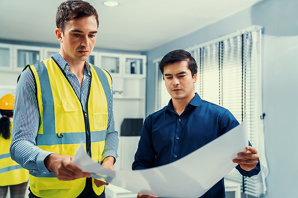 포토 JPG 해외이미지 응시 남자 종이 도안 창문 회의 협력 책장 들기 상반신 성인 두명 옆모습 사무실 블라인드 직장인 엔지니어 안전조끼 성인남자만 해외202310 해외포토 직업 시선 뷰포인트 가구 비즈니스 모션 사람 커튼 기술자 남자만 성인만 파일형식