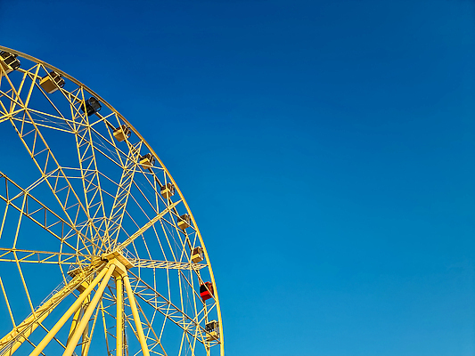 포토 JPG 해외이미지 공원 여행 건축양식 모션 하늘 휴가 사람없음 여름 파란색 컬러풀 금속 축제 기쁨 수확 도시 바퀴 원형 승차 큼 흥분 회전 회전목마 공평 랜드마크 철강 해외202310 해외포토 도형 계절 공공시설 건축 감정 컬러 농업 재질 놀이기구 크기 파일형식