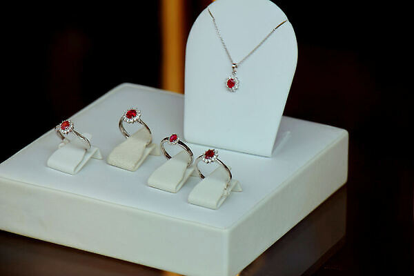 포토 JPG 해외이미지 창문 사람없음 빨간색 빛 쇼핑 세일 상점 반지 황금 고급 상품 보석 다이아몬드 약혼 소매 후광 루비 백금 해외202310 해외포토 컬러 결혼 컨셉 장신구 광석 약속 파일형식