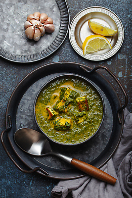 포토 JPG 해외이미지 치즈 사람없음 하이앵글 숟가락 레몬 향신료 인도음식 카레 시금치 통마늘 해외202310 해외포토 음식 뷰포인트 채소 과일 유제품 수저 마늘 동양음식 향미료 파일형식