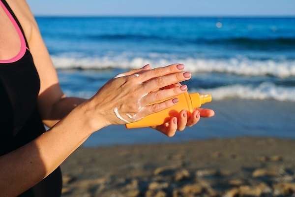 포토 JPG 해외이미지 라이프스타일 여자 바다 여행 신체 휴가 휴식 건강 한명 사람 성인 물 햇빛 태양 뷰티 여행객 스크린 맑음 블록 선탠 보호 날씬함 피부 크림 어깨 피부관리 휴양지 로션 돌봄 수분크림 신청 해외202310 해외포토 자연요소 1 컨셉 모션 날씨 생활 신체부위 화장품 장소 몸매 파일형식