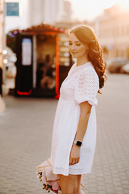 포토 JPG 해외이미지 원피스 여자 꽃다발 거리 한명 들기 상반신 성인 야외 건물 햇빛 성인여자한명만 해외202310 해외포토 1 건축물 옷 꽃 모션 사람 태양 여자한명만 성인여자만 파일형식