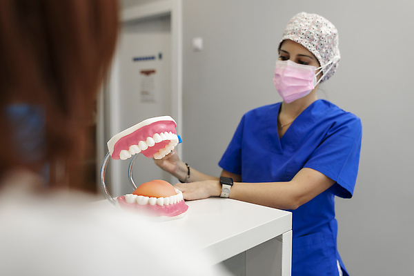 포토 JPG 해외이미지 백인 직업 여자 유럽 직장 기술 실내 건강 가면 한명 두명 파란색 학습 약 건강관리 환자 붓 업무 홀 가르침 스페인 치아 칫솔 계산대 고객 오브젝트 치과의사 아라곤 스페인어 위생관리 혼혈 해외202310 해외포토 서양인 1 교육 나라 컬러 회사 의학 관리 사람 내부 위생용품 공간 의사 작업 소화기관 다문화 파일형식