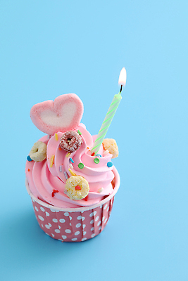 포토 JPG 해외이미지 촛불 사람없음 장식 한개 하트 달콤 컵케이크 시리얼 생크림 파란배경 마시멜로우 스프링클 카피스페이스 해외202310 해외포토 모양 1 음식 백그라운드 초 디저트 파란색 케이크 공백 맛 크림 파일형식