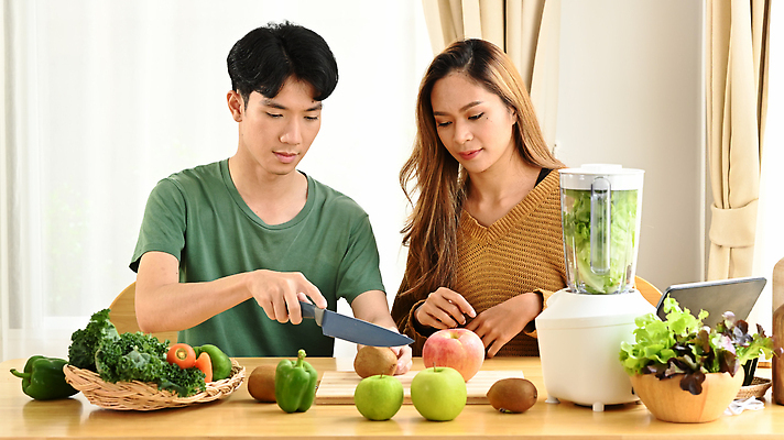 포토 JPG 해외이미지 그릇 커플 여자 남자 채소 피망 키위 동양인 상반신 성인 두명 당근 사과 자르기 믹서 식칼 풋사과 건강식 나무도마 성인만 식단관리 라탄바구니 해외202310 해외포토 식기 음식 과일 관계 모션 주방용품 뿌리채소 도마 사람 인종 목재 바구니 파일형식