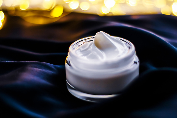 포토 JPG 해외이미지 근접촬영 사람없음 고급 실크 피부관리 보케 스킨케어 기초화장품 수분크림 해외202310 해외포토 뷰포인트 컨셉 뷰티 화장품 직물 파일형식