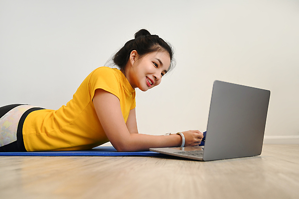 포토 JPG 해외이미지 여자 엎드리기 실내 한명 상반신 성인 노트북 운동복 건강관리 매트 성인여자한명만 홈트레이닝 해외202310 해외포토 1 옷 모션 건강 관리 사람 내부 전자제품 운동 여자한명만 성인여자만 파일형식