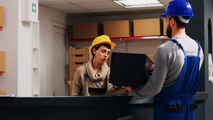 포토 JPG 해외이미지 백인 여자 남자 노동자 실내 들기 상반신 성인 두명 앞모습 뒷모습 상자 작업 안전모 물류창고 성인만 해외202310 해외포토 서양인 직업 뷰포인트 모션 사람 내부 헬멧 안전장비 창고 파일형식