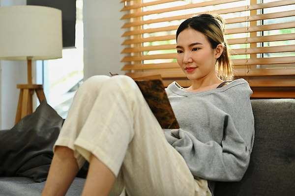 포토 JPG 해외이미지 여자 창문 한명 동양인 상반신 성인 책 소파 독서 기댐 블라인드 성인여자한명만 해외202310 해외포토 1 의자 모션 사람 인종 커튼 여자한명만 성인여자만 파일형식