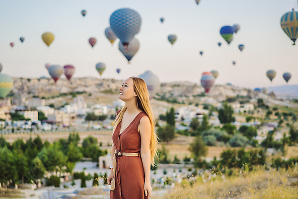 포토 JPG 해외이미지 여자 여행 하늘 한명 성인 야외 옆모습 로맨틱 열기구 성인여자한명만 튀르키예 해외202310 해외포토 1 아시아 뷰포인트 컨셉 항공교통 사람 여자한명만 성인여자만 파일형식