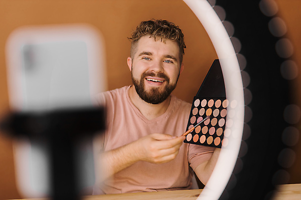 포토 JPG 해외이미지 남자 전등 한명 들기 상반신 성인 앞모습 스마트폰 뷰티 화려 메이크업아티스트 아이섀도 메이크업브러쉬 성인남자한명만 크리에이터 영상촬영 해외202310 해외포토 직업 1 뷰포인트 컨셉 모션 조명 사람 핸드폰 스마트기기 촬영 화장품 붓 남자한명만 성인남자만 파일형식 1인미디어