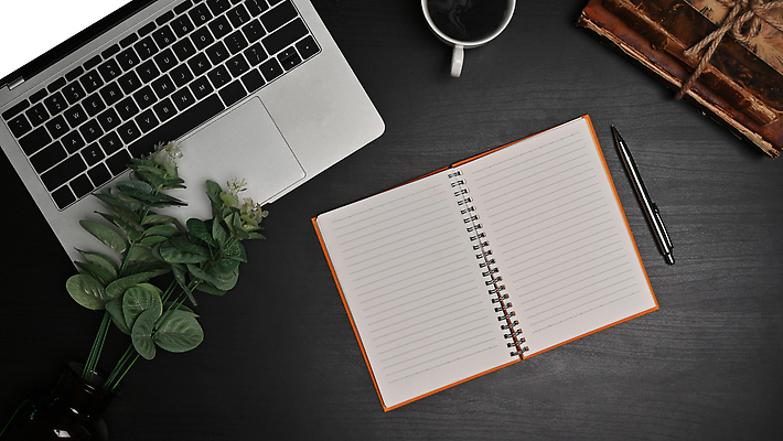 포토 JPG 해외이미지 꽃 검은배경 사람없음 노트북 하이앵글 사무실 볼펜 공책 오브젝트 해외202310 해외포토 식물 뷰포인트 백그라운드 비즈니스 문구용품 전자제품 펜 검은색 파일형식