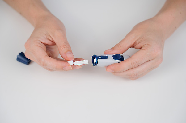 포토 JPG 해외이미지 손 건강 신체부위 기계 분석 찌르기 당뇨병 혈당 해외202310 해외포토 컨셉 모션 사람 혈액 질병 파일형식