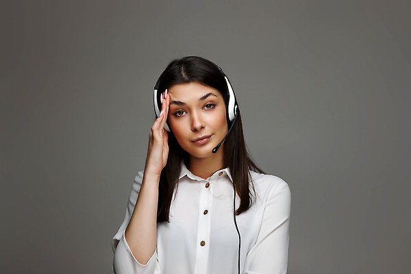 포토 JPG 해외이미지 여자 얼굴 백그라운드 비즈니스 통신 노동자 스트레스 피곤 한명 사람 컴퓨터 사무실 머리 헤드폰 고통 정보 슬픔 표현 작업 비즈니스우먼 센터 좌절 중개인 고객 집중 서비스 컨설턴트 두통 텔레마케팅 부름 비서 문제 온라인 우울증 운영자 지원 헬프 대리인 해외202310 해외포토 직업 1 감정 음향기기 컨셉 모션 신체부위 전자제품 도움 직장인 전문직 질병 서비스업 상담 파일형식