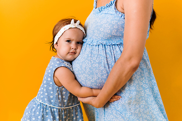 포토 JPG 해외이미지 백인 여자 딸 행복 어린이 백그라운드 2 오렌지 가족 포옹 엄마 사랑 한명 사람 소년 성인 두명 장난감 임신 육아 흰색 아기 기다림 연결 예측 형제 부드러움 언니 걸음마 남동생 노란배경 똑같은 해외202310 해외포토 서양인 1 남자 감정 컬러 컨셉 과일 관계 안기 모션 노란색 감각 자매 동생 파일형식