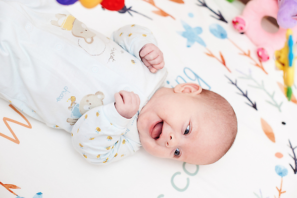 포토 JPG 해외이미지 한명 상반신 옆모습 눕기 귀여움 신생아 유아복 아기침대 여자아기한명만 해외202310 해외포토 1 옷 뷰포인트 컨셉 모션 사람 아기용품 침대 아기 여자한명만 여자아기만 파일형식