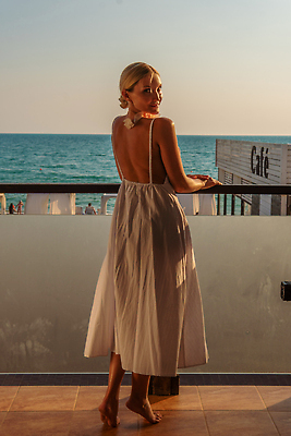 포토 JPG 해외이미지 모델 1 라이프스타일 응시 여자 행복 바다 여행 백그라운드 창문 자연 하늘 호텔 휴가 휴식 한명 서기 사람 성인 야외 물 파란색 뷰티 방 자유 발코니 오픈 고급 지중해 휴양지 해외202310 해외포토 자연요소 시선 감정 컬러 컨셉 모션 숙소 생활 장소 생태계 파일형식