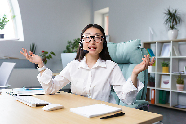 포토 JPG 해외이미지 여자 화분 안경 화초 의자 책장 한명 앉기 손짓 상반신 성인 앞모습 스마트폰 사무실 펜 공책 키보드 마우스 상담원 스마트 책상 마이크 성인여자한명만 해외202310 해외포토 식물 1 잡화 뷰포인트 음향기기 가구 컨셉 비즈니스 모션 문구용품 사람 핸드폰 스마트기기 필기구 컴퓨터용품 사무원 여자한명만 성인여자만 파일형식