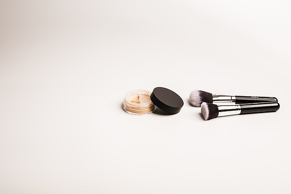 포토 JPG 해외이미지 백그라운드 사람없음 뷰티 화장품 뚜껑 흰색 화려 가루 메이크업브러쉬 해외202310 해외포토 컬러 컨셉 붓 파일형식