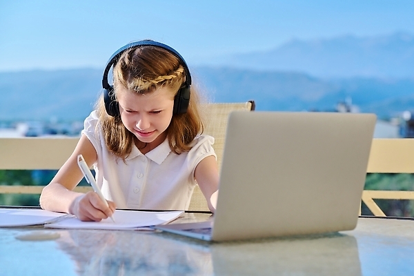 포토 JPG 해외이미지 백인 교육 행복 어린이 이어폰 인터넷 교실 학교 탁자 수업 주택 기술 한명 미소 사람 앉기 노트북 학습 스터디 컴퓨터 헤드폰 공책 듣기 기록 무선전화기 스마트 책상 교과서 준비 오디오 부름 멀리 온라인 최초 가정교사 초보 해외202310 해외포토 서양인 1 감정 음향기기 가구 컨셉 모션 문구용품 교재 표정 건물 전자제품 교사 전화기 파일형식