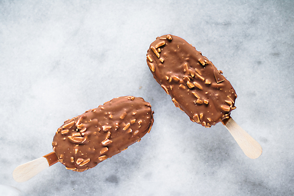 포토 JPG 해외이미지 아이스크림 사람없음 초콜릿 견과류 달콤 막대아이스크림 해외202310 해외포토 디저트 맛 파일형식