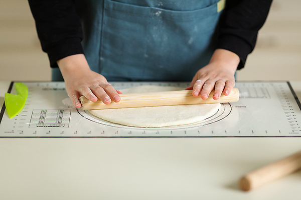 포토 JPG 해외이미지 손 도마 신체부위 계산 칼 준비 반죽 밀가루 밀대 계량 해외202310 해외포토 주방용품 사람 가루 파일형식
