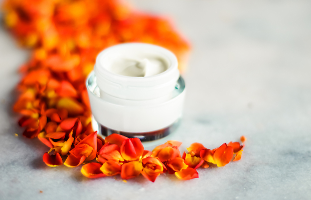 포토 JPG 해외이미지 꽃잎 사람없음 주황색 고급 피부관리 스킨케어 기초화장품 수분크림 해외202310 해외포토 꽃 컬러 컨셉 뷰티 화장품 파일형식