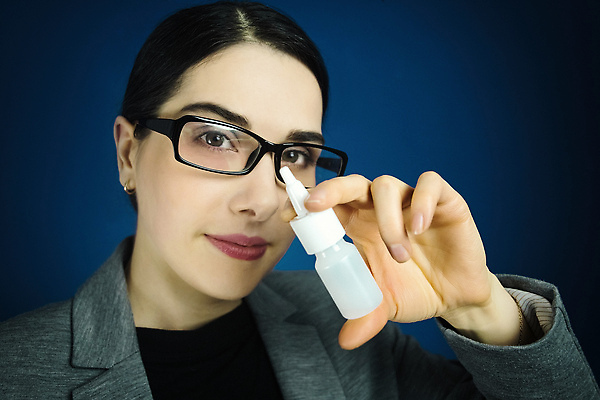 포토 JPG 해외이미지 백인 손 여자 얼굴 갈색머리 건강 한명 성인 치료 뷰티 약 고통 추위 흰색 바이러스 질병 코 감염 분무기 알레르기 고립 인플루엔자 천식 해로움 해외202310 해외포토 서양인 1 헤어스타일 감정 컬러 컨셉 의학 사람 신체부위 파일형식