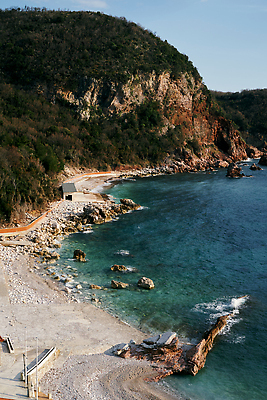 포토 JPG 해외이미지 유럽 모래 바다 여행 자연 하늘 표면 휴가 산 풍경 해변 사람없음 야외 물 여름 파란색 뷰티 맑음 만 휴양지 랜드마크 몬테네그로 발칸반도 부드바 해외202310 해외포토 자연요소 계절 나라 컬러 날씨 장소 생태계 파일형식