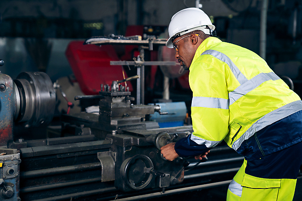 포토 JPG 해외이미지 남자 산업 공장 노동자 작업복 한명 상반신 성인 옆모습 기계 과학기술 잡기 작업 엔지니어 안전모 성인남자한명만 해외202310 해외포토 직업 1 옷 뷰포인트 공업 모션 기술 사람 기술자 헬멧 안전장비 남자한명만 성인남자만 파일형식
