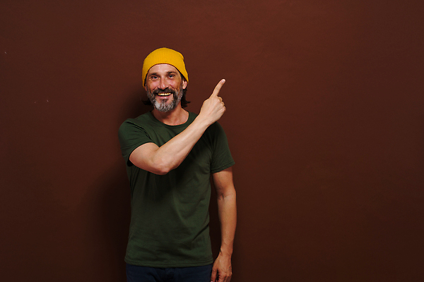 포토 JPG 해외이미지 백인 라이프스타일 손 행복 여유 포즈 컨셉 통신 수염 따뜻함 한명 옆모습 유행 가리킴 도시 자신감 은색 연결 시원함 흥분 역동적 신분 긍정 초대 성격 옛날 스타일 힙스터 카피스페이스 갈색배경 해외202310 해외포토 서양인 1 패션 감정 뷰포인트 컬러 백그라운드 사람 손짓 생활 신체부위 갈색 공백 파일형식