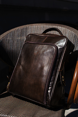 포토 JPG 해외이미지 디자인 교육 컬러 여행 백그라운드 서류가방 가방 배낭 학교 사람없음 뷰티 갈색 유행 짐 고급 주머니 바느질 핸들 가죽 오브젝트 어깨 질감 땀 수납 지퍼 숨김 수하물 스트랩 해외202310 해외포토 잡화 컨셉 신체부위 파일형식