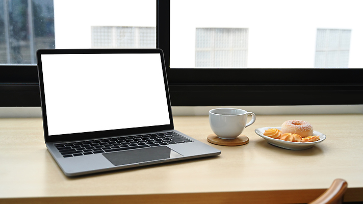 포토 JPG 해외이미지 접시 사람없음 노트북 쿠키 도넛 찻잔 컵받침 창가 목업 카피스페이스 해외202310 해외포토 식기 창문 디저트 잔 전자제품 공백 받침대 파일형식