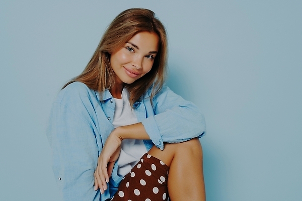 포토 JPG 해외이미지 백인 모델 라이프스타일 여자 행복 얼굴 포즈 백그라운드 셔츠 갈색머리 실내 건강 한명 미소 사람 앉기 성인 파란색 치마 뷰티 유행 카메라 우주 공백 흰색 점 피부 고립 완벽 스타일 미니멀 해외202310 해외포토 서양인 1 헤어스타일 감정 컬러 컨셉 상의 모션 하의 표정 내부 생활 신체부위 전자제품 파일형식