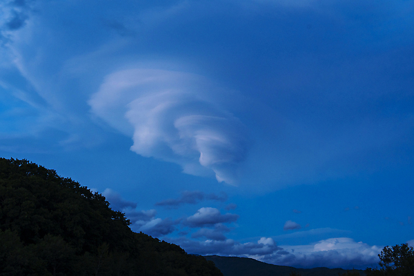 포토 JPG 해외이미지 자연 하늘 날씨 산 사람없음 야외 파란색 빛 태양 일출 흰색 숲 언덕 절정 해외202310 해외포토 자연요소 컬러 노을 생태계 파일형식