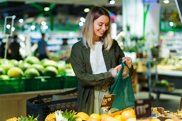 포토 JPG 해외이미지 여자 오렌지 조명 한명 상반신 성인 쇼핑 장보기 망 마트 넣기 비닐장갑 성인여자한명만 해외202310 해외포토 1 장갑 과일 모션 사람 상점 여자한명만 성인여자만 파일형식
