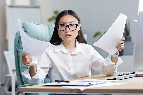 포토 JPG 해외이미지 여자 화분 안경 화초 의자 한명 들기 앉기 상반신 성인 앞모습 사무실 펜 키보드 스마트 책상 문서 서류판 성인여자한명만 해외202310 해외포토 식물 1 잡화 뷰포인트 가구 컨셉 비즈니스 모션 사람 필기구 사무용품 여자한명만 성인여자만 파일형식