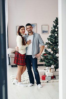 포토 JPG 해외이미지 전신 커플 여자 남자 행복 포즈 액자 크리스마스 겨울 사랑 성인 두명 옆모습 선물상자 소파 크리스마스트리 카펫 성인만 해외포토 계절 기념일 감정 뷰포인트 의자 관계 선물 사람 상자 파일형식