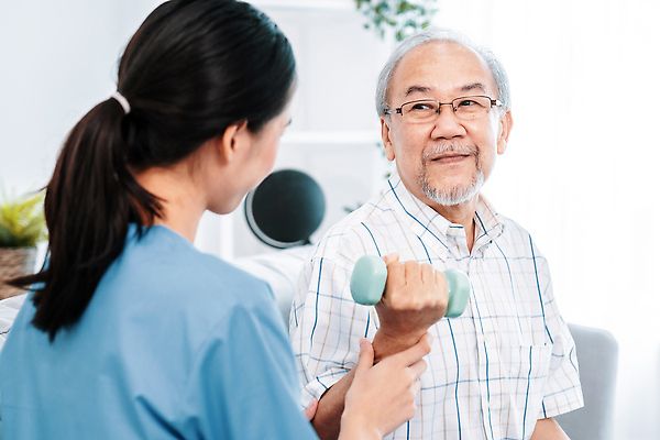 포토 JPG 해외이미지 여자 노년 남자 실내 앉기 동양인 상반신 성인 앞모습 뒷모습 치료 실버라이프 건강관리 힘 아령 환자 간호사 잡기 도움 간병인 노후건강 돌봄 돌봄서비스 해외202310 해외포토 직업 라이프스타일 뷰포인트 컨셉 의학 모션 건강 관리 사람 인종 내부 노후 의료진 서비스 파일형식