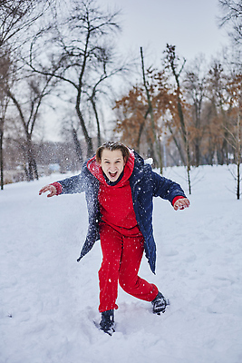 포토 JPG 해외이미지 백인 라이프스타일 커플 여자 남자 행복 겨울 가족 관계 자연 휴가 함께함 사랑 미소 사람 성인 야외 두명 뷰티 기쁨 추위 흰색 숲 해외202310 해외포토 서양인 계절 감정 컬러 컨셉 표정 생활 생태계 파일형식