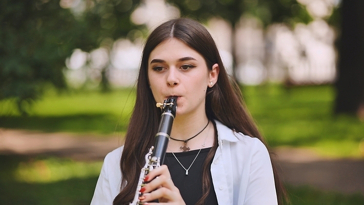 포토 JPG 해외이미지 백인 직업 라이프스타일 손 공원 여자 행복 음악 백그라운드 자연 놀이 바람 미술 한명 서기 사람 야외 뷰티 검은색 소리 공연 흰색 기구 클래식 은색 숲 묘사 시트 뮤지컬 플레이어 해외202310 해외포토 자연요소 서양인 1 공공시설 감정 컬러 컨셉 모션 날씨 문화예술 이벤트 생활 신체부위 생태계 파일형식