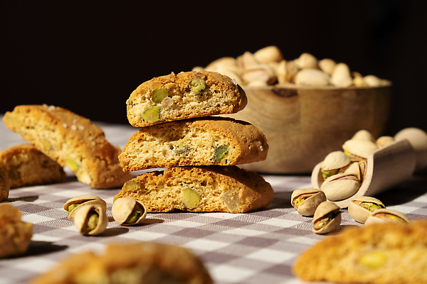 포토 JPG 해외이미지 단면 바닥 사람없음 쌓기 쿠키 체크무늬 주걱 나무그릇 피스타치오 홈메이드 비스코티 비건 해외202310 해외포토 그릇 빵 무늬 모션 주방용품 디저트 목재 견과류 만들기 채식주의자 파일형식