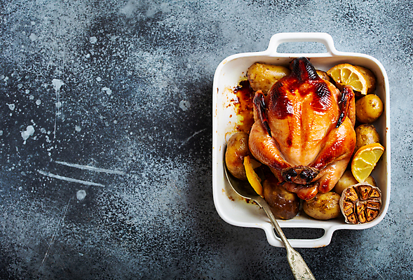 포토 JPG 해외이미지 크리스마스 사람없음 하이앵글 숟가락 식사 닭고기 구이 레몬 캐서롤 해외202310 해외포토 기념일 음식 뷰포인트 과일 수저 육류 용기_그릇 파일형식