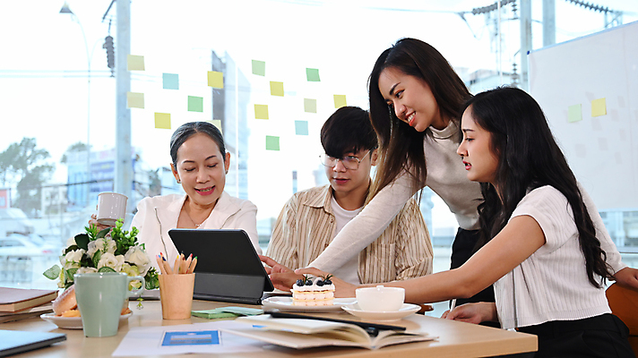 포토 JPG 해외이미지 여자 남자 화초 비즈니스 창문 회의 함께함 앉기 여러명 상반신 성인 옆모습 태블릿 케이크 공책 비즈니스맨 비즈니스우먼 그룹 커피잔 책상 직원 연필꽂이 화이트보드 성인만 해외202310 해외포토 식물 커피 뷰포인트 가구 다수 컨셉 모션 문구용품 디저트 잔 사람 전자제품 스마트기기 직장인 파일형식