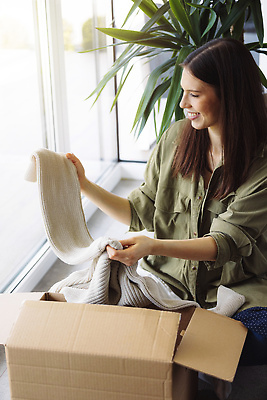 포토 JPG 해외이미지 직업 손 여자 얼굴 컨셉 인터넷 비즈니스 탁자 노동자 주택 한명 미소 사람 금융 노트북 쇼핑 컴퓨터 사무실 상점 공책 자료 정보 잡기 업무 네트워크 신용카드 구매 위험 무선전화기 무역 보안 전자 결제 온라인 프리랜서 해외202310 해외포토 1 산업 가구 모션 문구용품 표정 안전 건물 신체부위 경제 전자제품 작업 전화기 파일형식