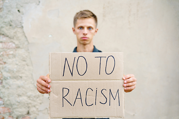 포토 JPG 해외이미지 백인 손 남자 컬러 컨셉 거리 한명 사람 인종 단어 평화 검은색 금지 흰색 잡기 보호 피부 보여주기 반대 공정 서명 세대 판지 종료 그만 소셜 연대 차별 평등 항의 해외202310 해외포토 레이스천 서양인 문자 1 모션 신체부위 직물 파일형식